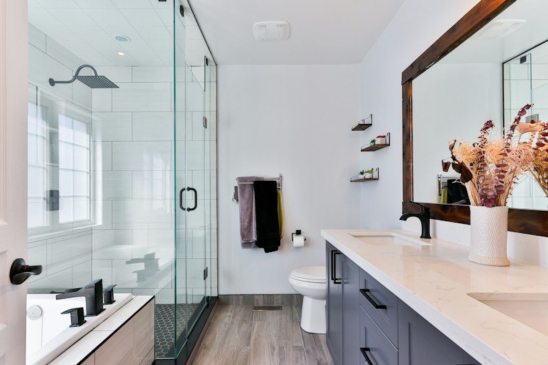 Hardwood flooring contractor refinishing floors in Maryland home