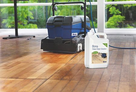 Bona floor cleaning machine and cleaner on a hardwood floor